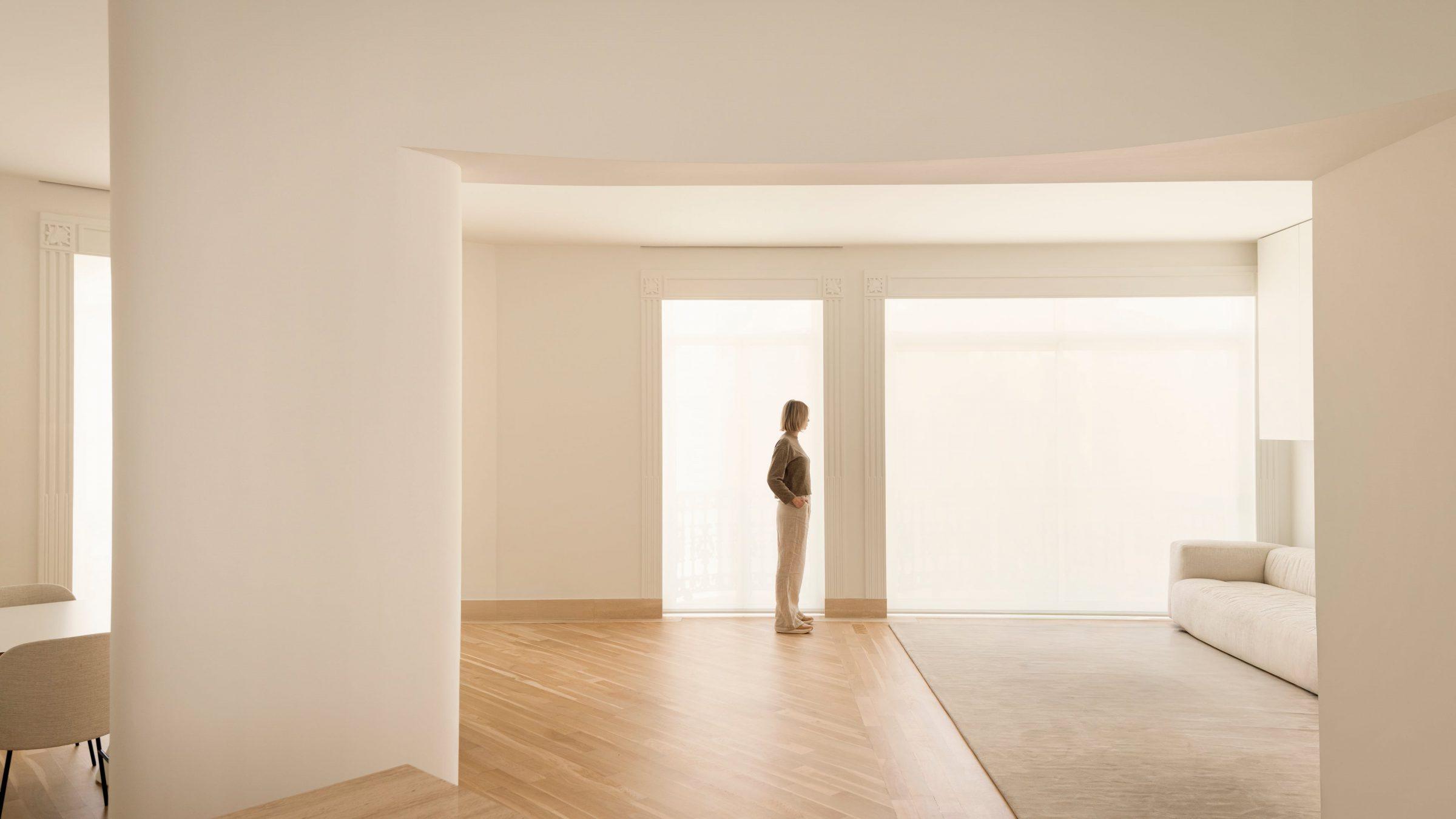 1928 Penthouse — curved passage between rooms, calibrated to ceiling heights