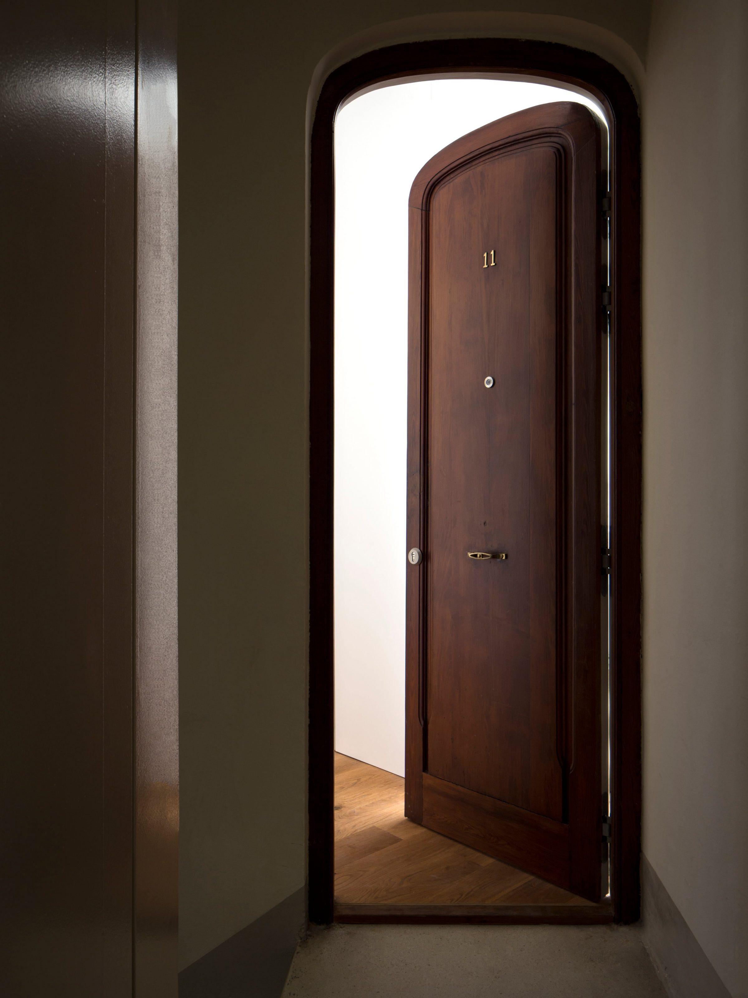 Ciscar Apartment — interior reading along the chamfered geometry