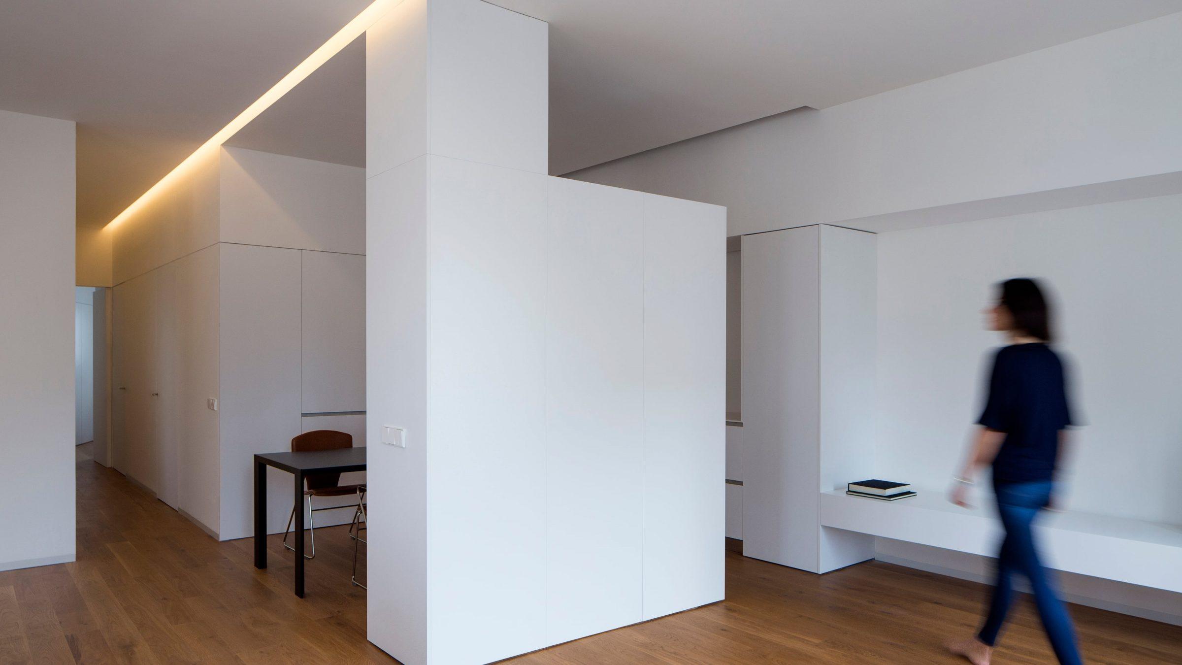 Ciscar Apartment — open living space oriented from the access to the rear of the apartment