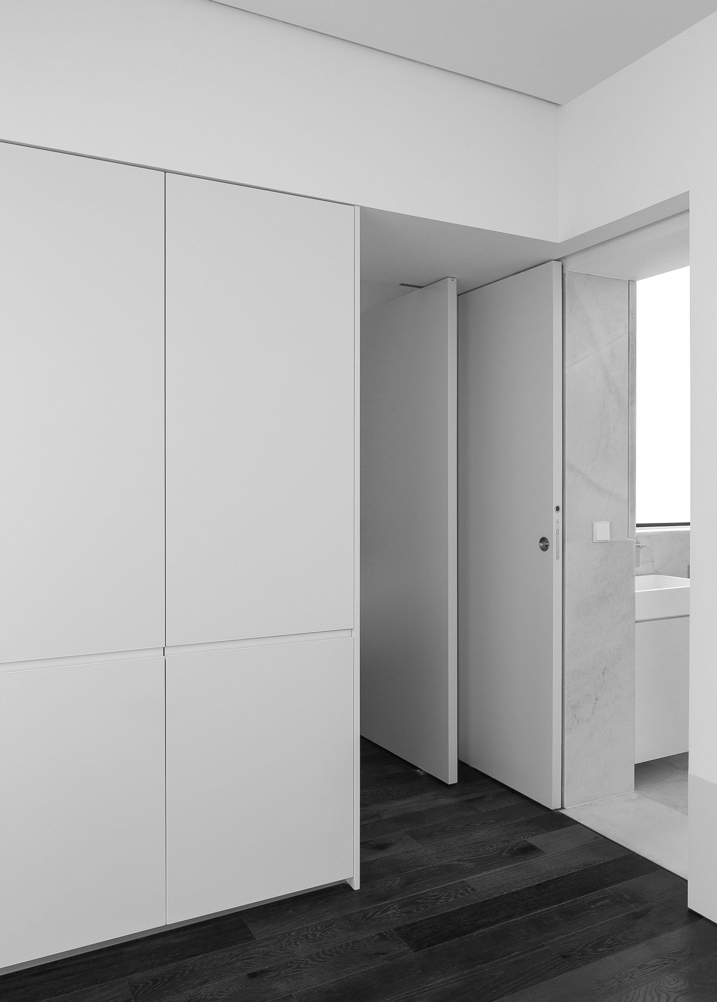 Murcia Apartment, the same wall with one panel pivoted open
