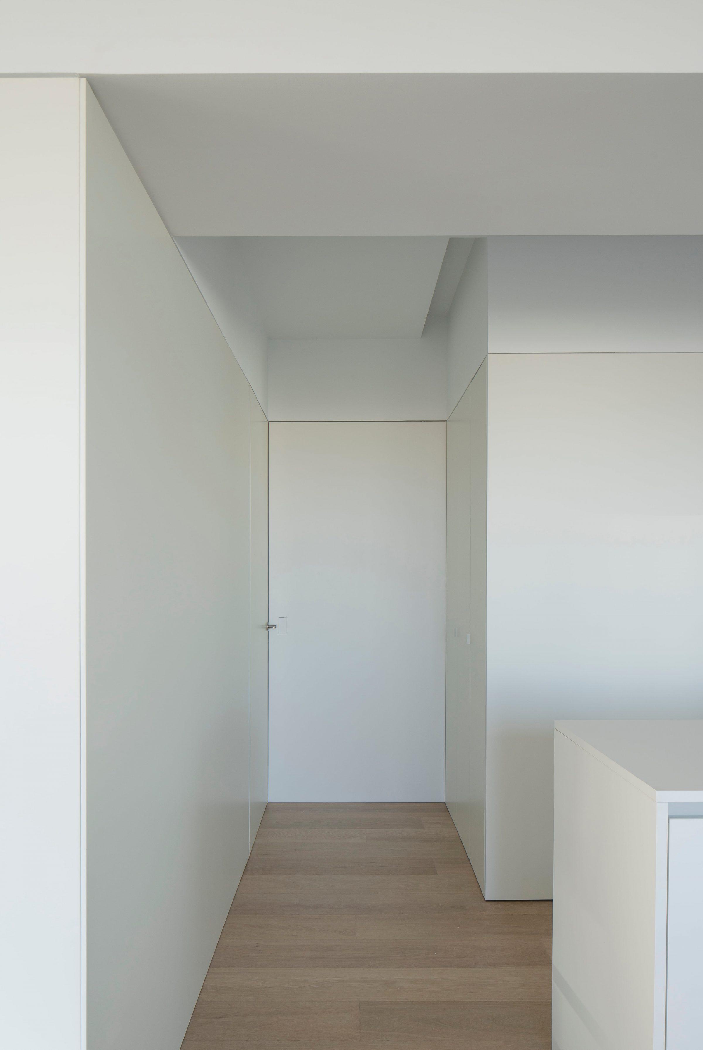 Orihuela Apartment, the cantilevered dining island seen end-on