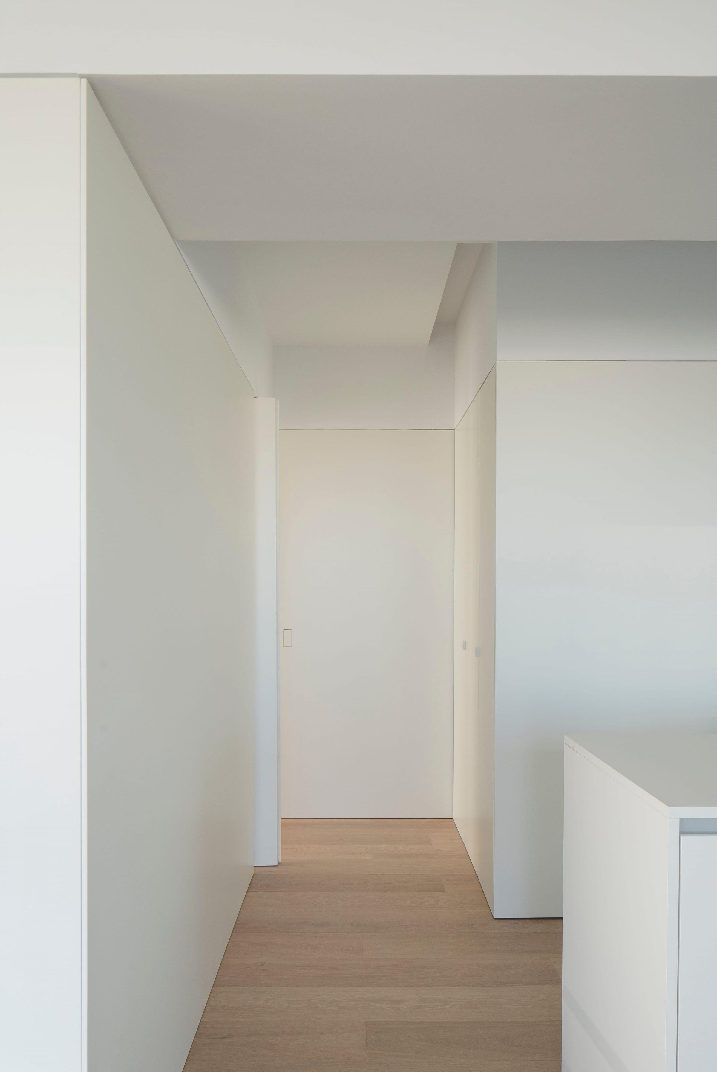 Orihuela Apartment, the same island from the opposite end, oak stool in front