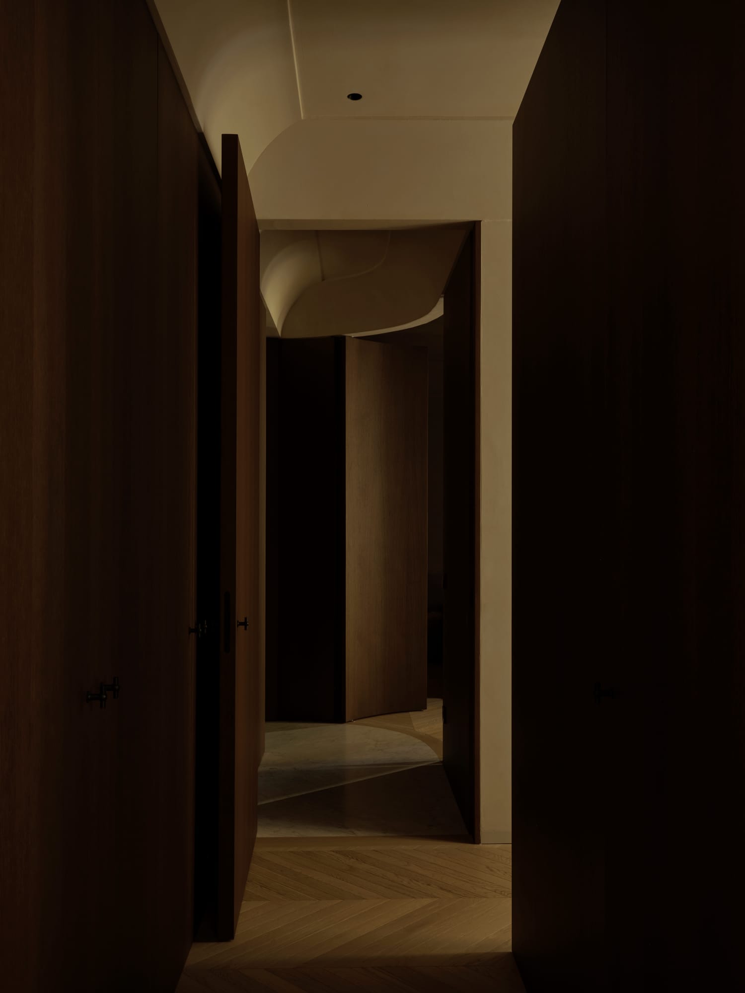 Ciutat Vella Apartment — the oak-lined volume drawn around the edge of the original rooms on a curve